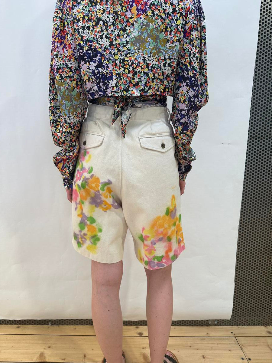 The Khaki white Bermuda shorts with printed flowers