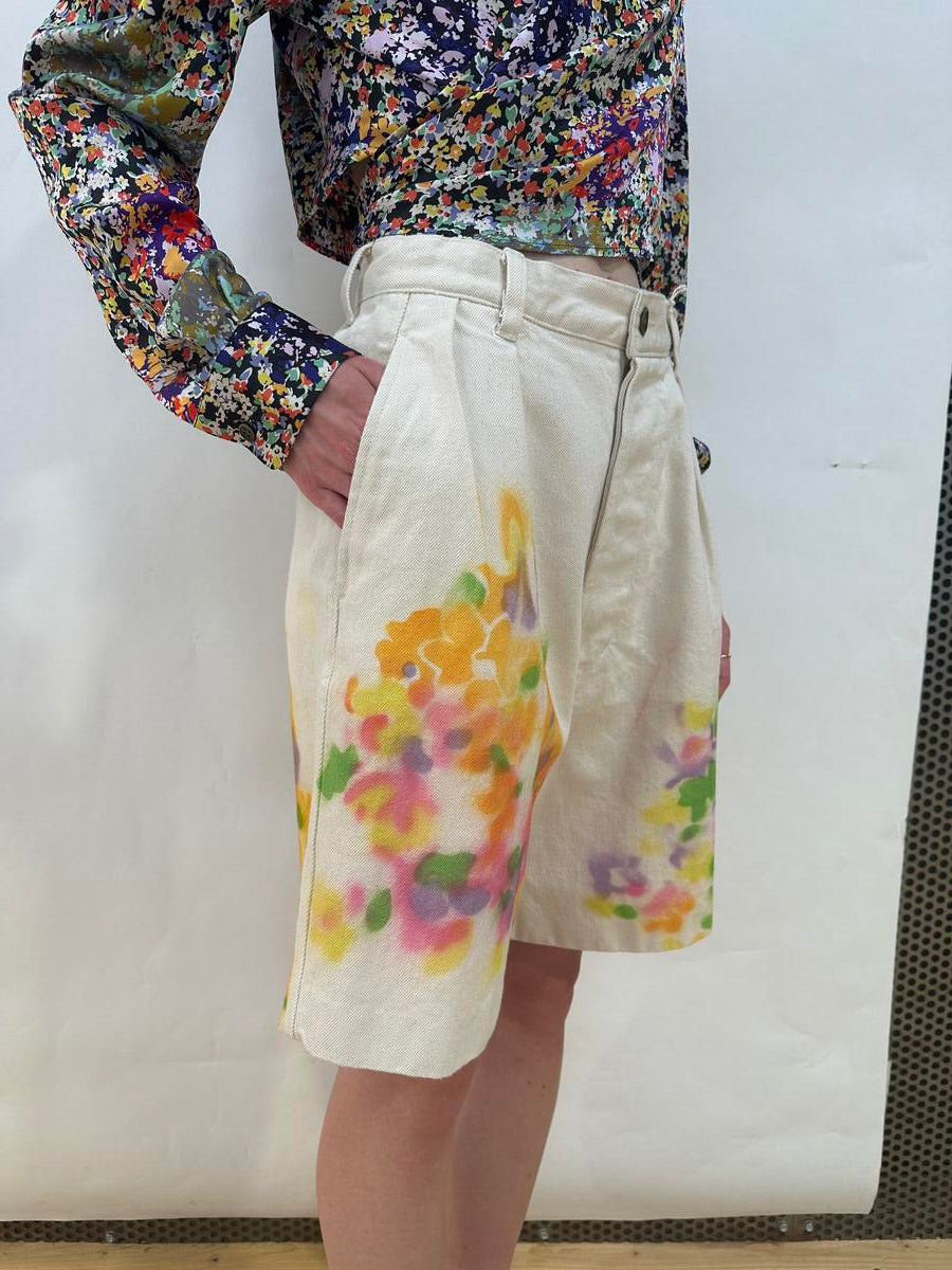 The Khaki white Bermuda shorts with printed flowers